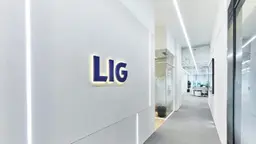 LIG, 화이트와 우드로 수놓은 오피스