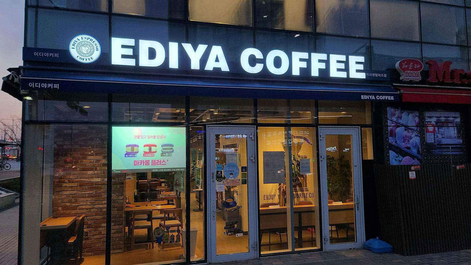 이디야 커피가 선택한 스크린페인트로 만든 특별한 카페 유리창 광고