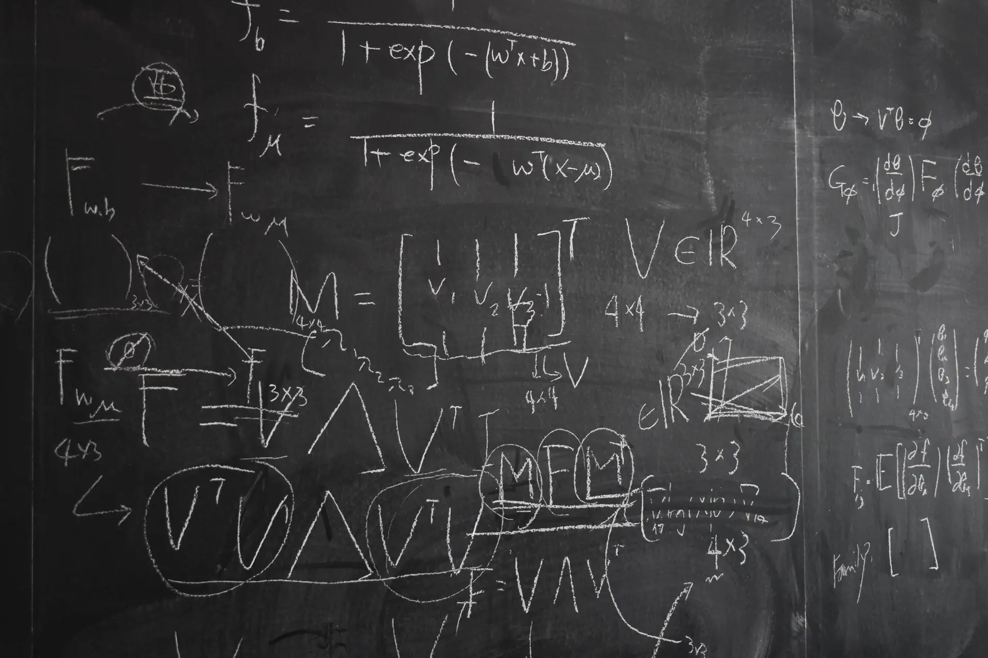 칠판에 복잡한 수학적 공식과 기호들이 적혀 있는 모습, 기계학습 및 연구와 관련된 수식