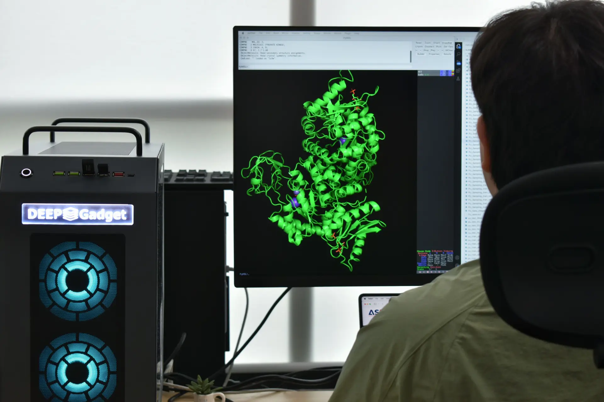 딥가젯 서버와 단백질 구조를 분석하는 연구원이 작업 중인 모습, 모니터에 3D 단백질 모델이 표시됨