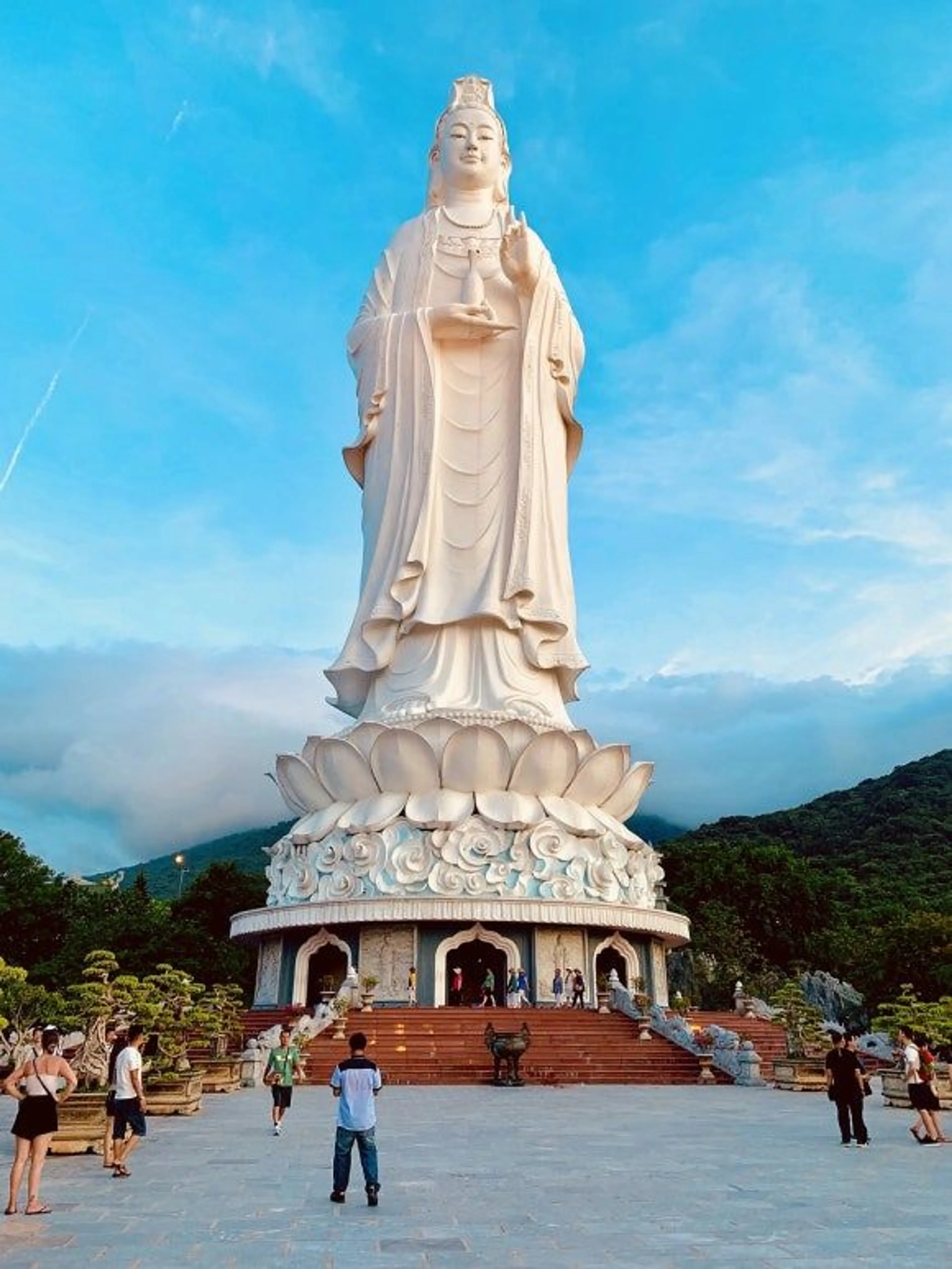 주변에 높은 건물이 없어서 더 멋져요.