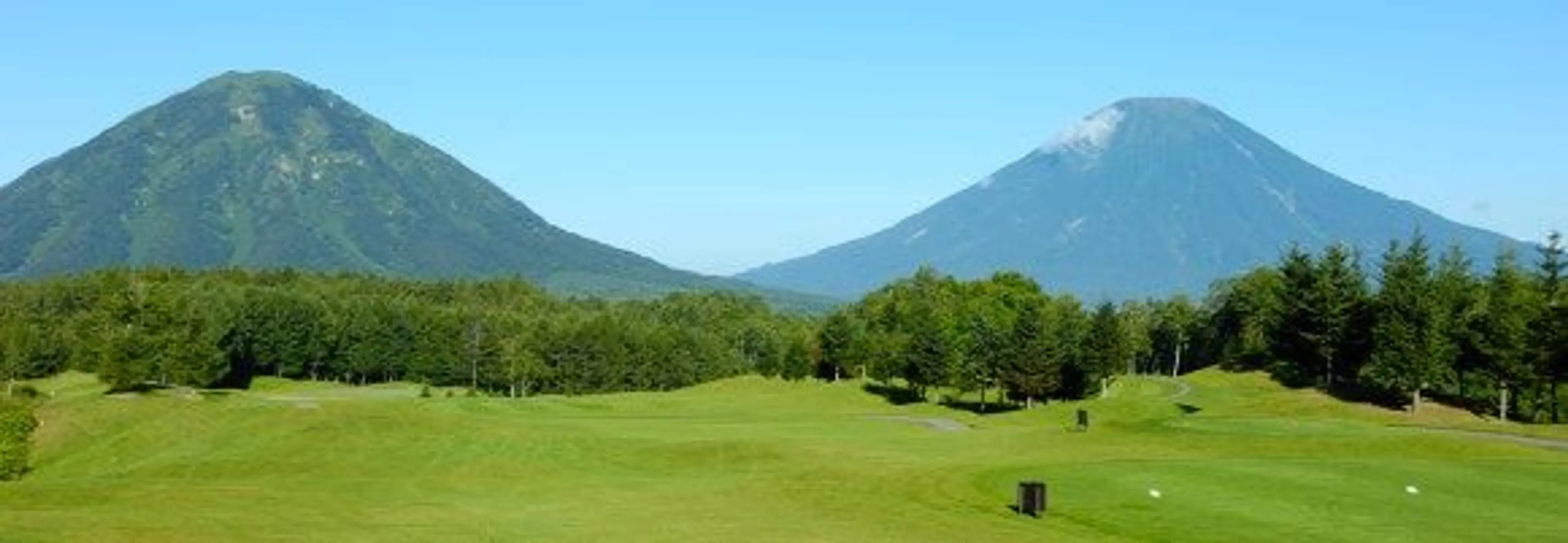 북해도의 산맥을 볼 수 있는 우드 코스