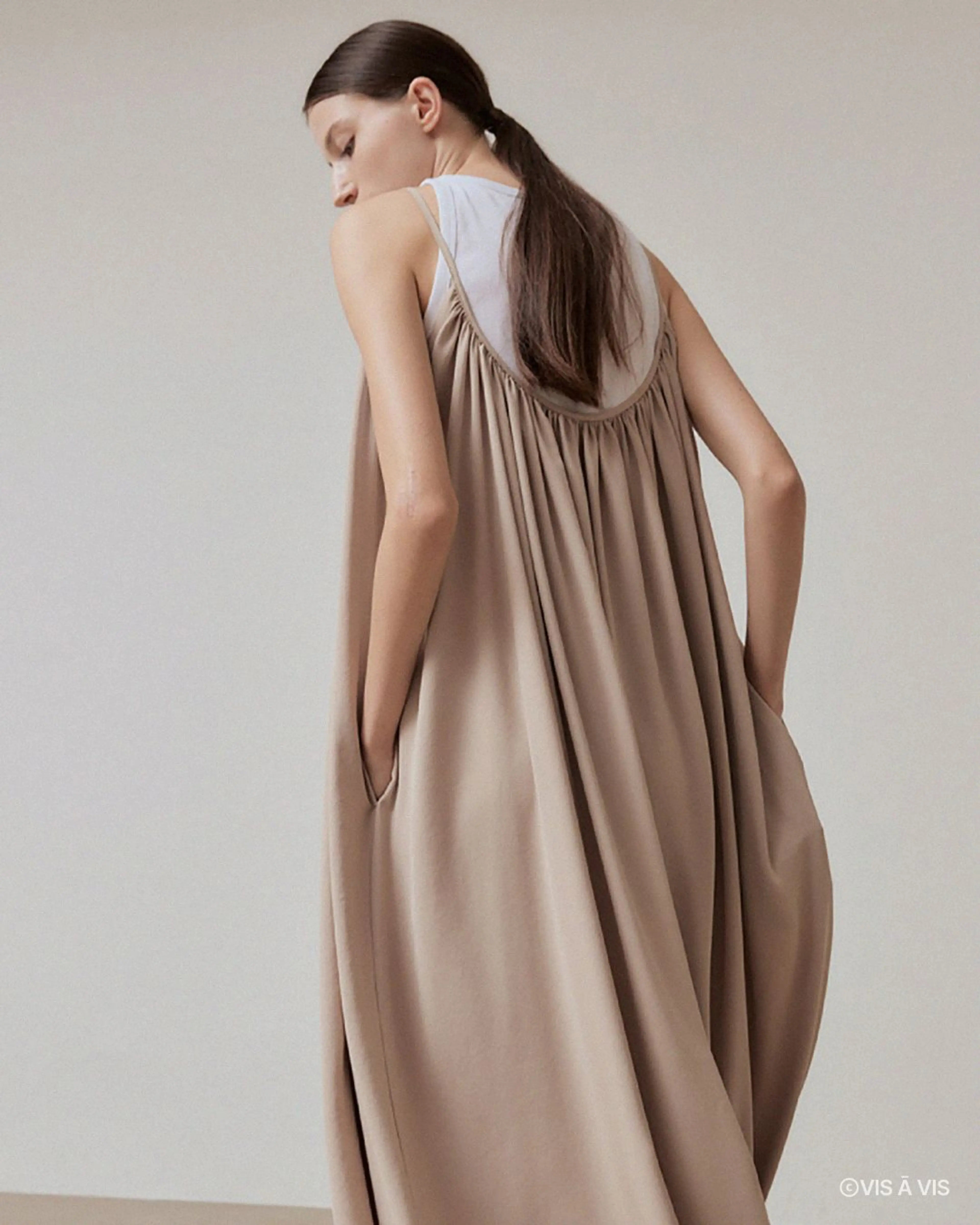 비자비 GATHERED DRESS (BEIGE)