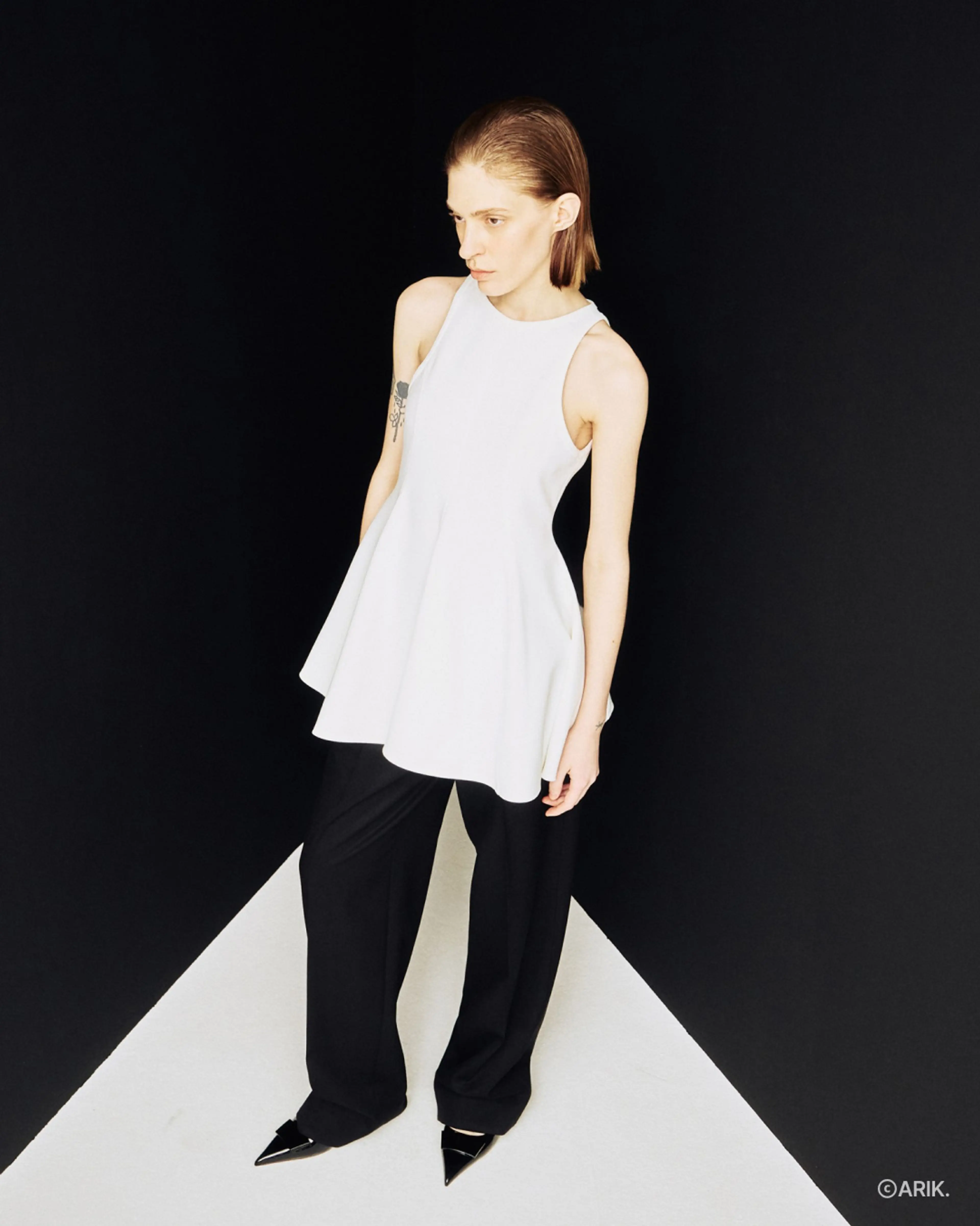 아리크 MIRA panel flare sleeveless top Ivory