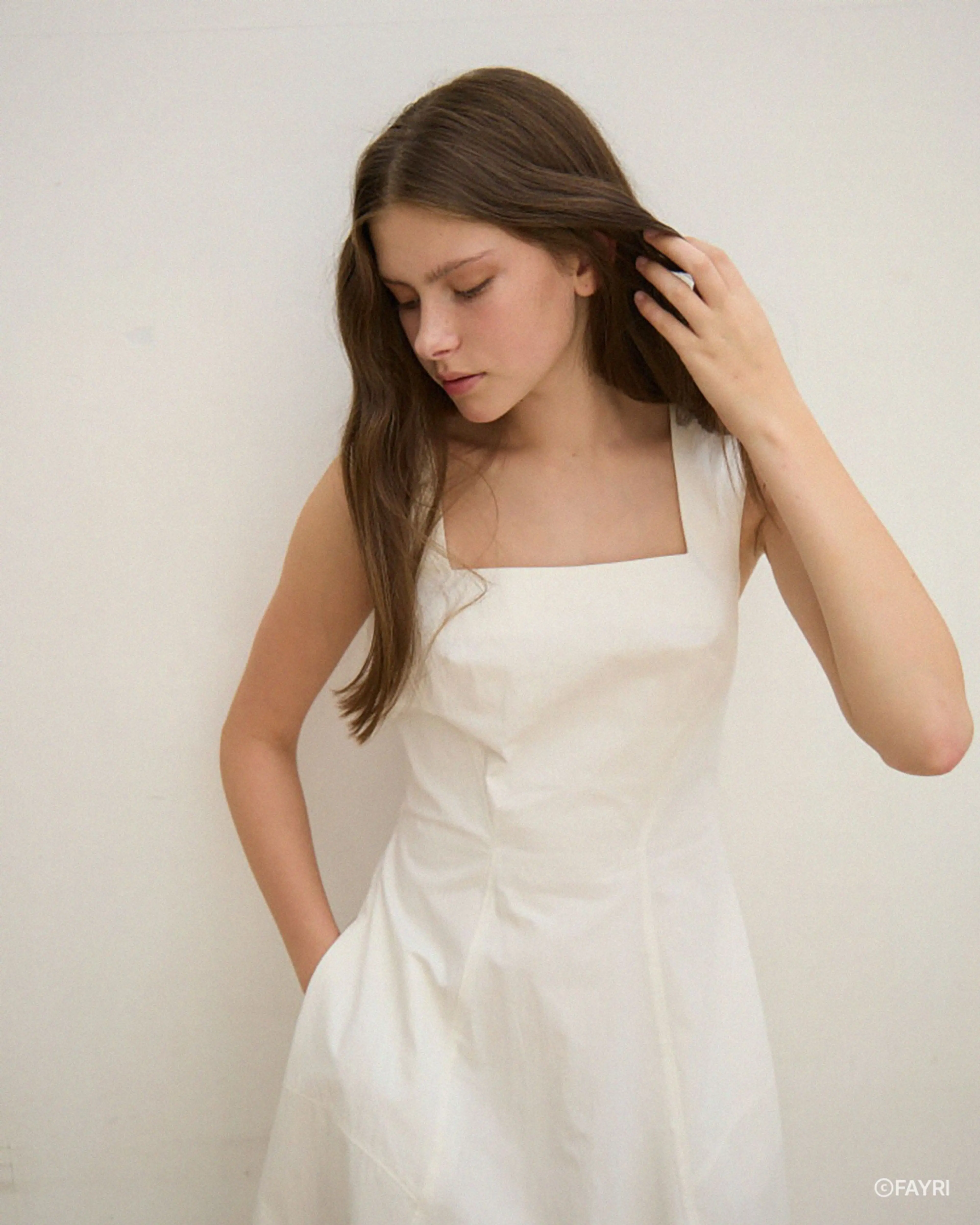 페이리 - Fiore Sculpted Scallop Mididress (White)