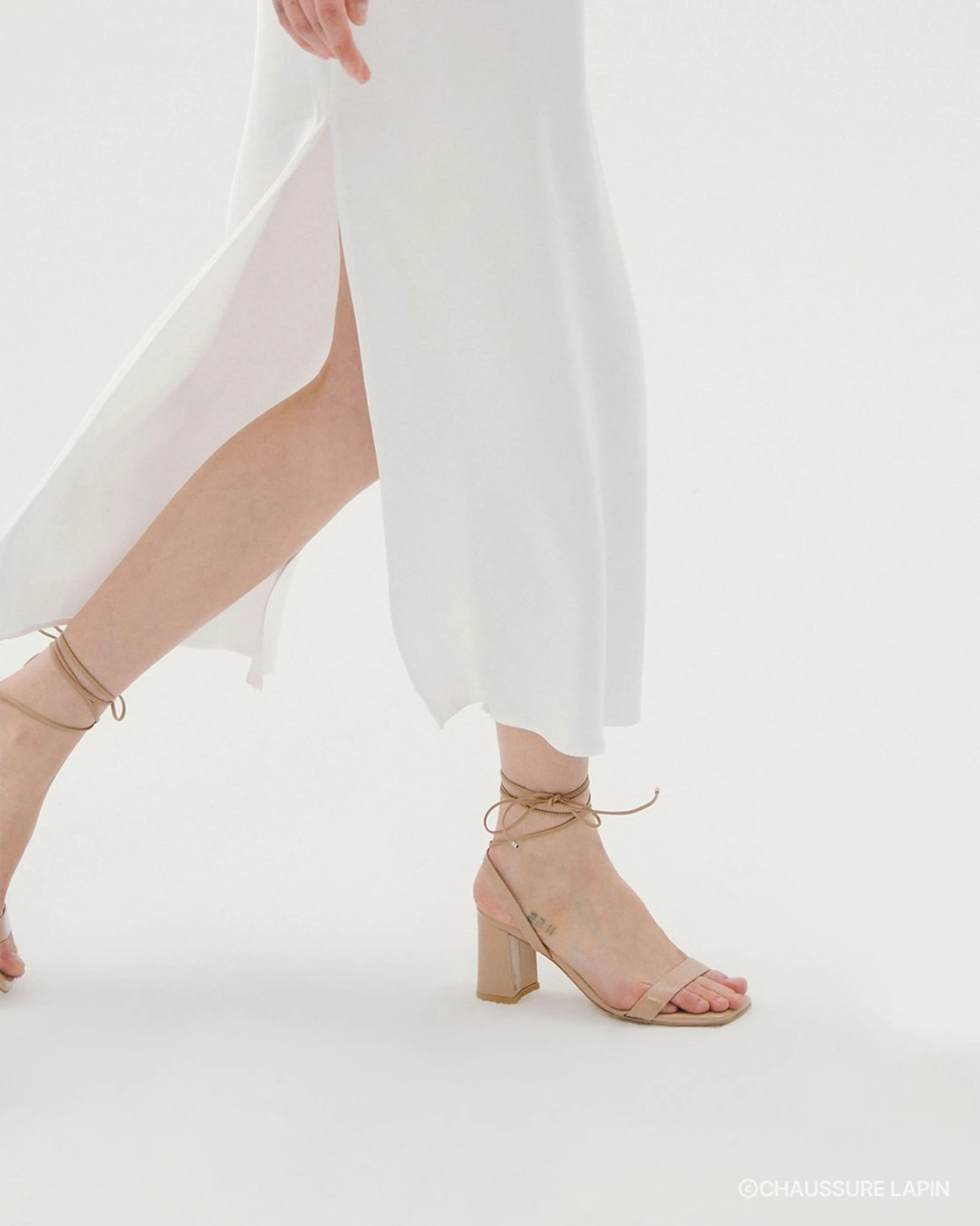 쇼쉬르라팡 STRACCIATELLA STRAPPY SANDALS in NUDE BEIGE PATENT