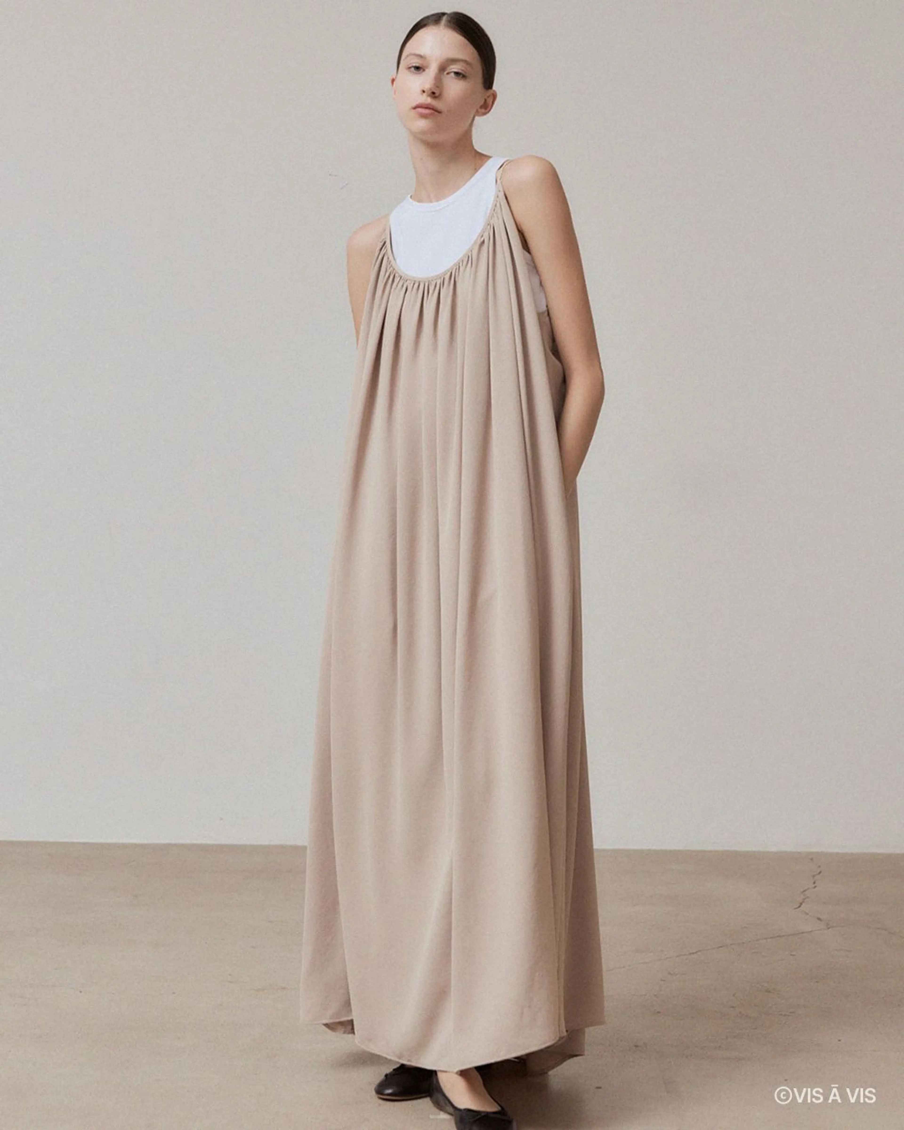 비자비 GATHERED DRESS (BEIGE)