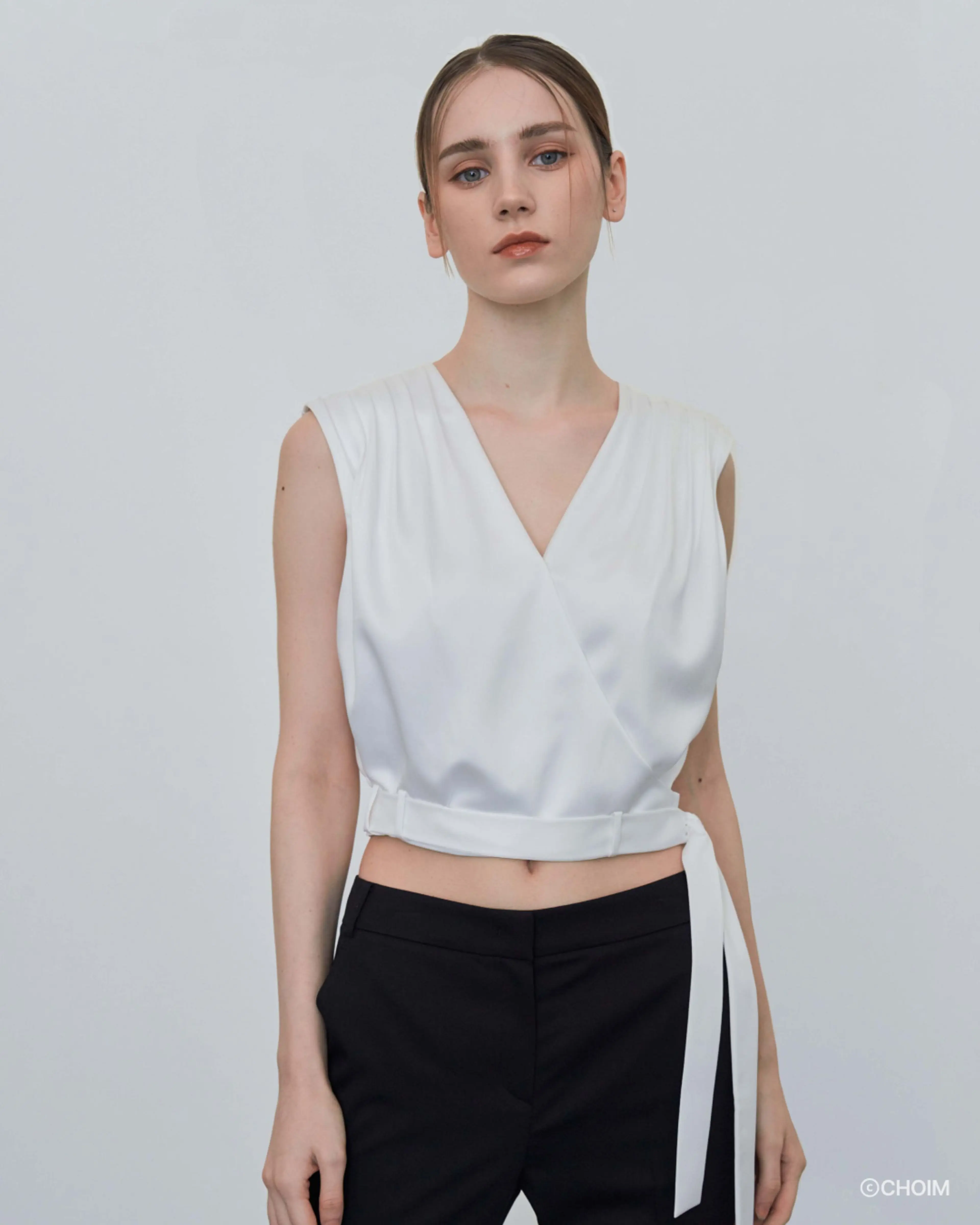 쵬 Sleeveless tuck blouse- White