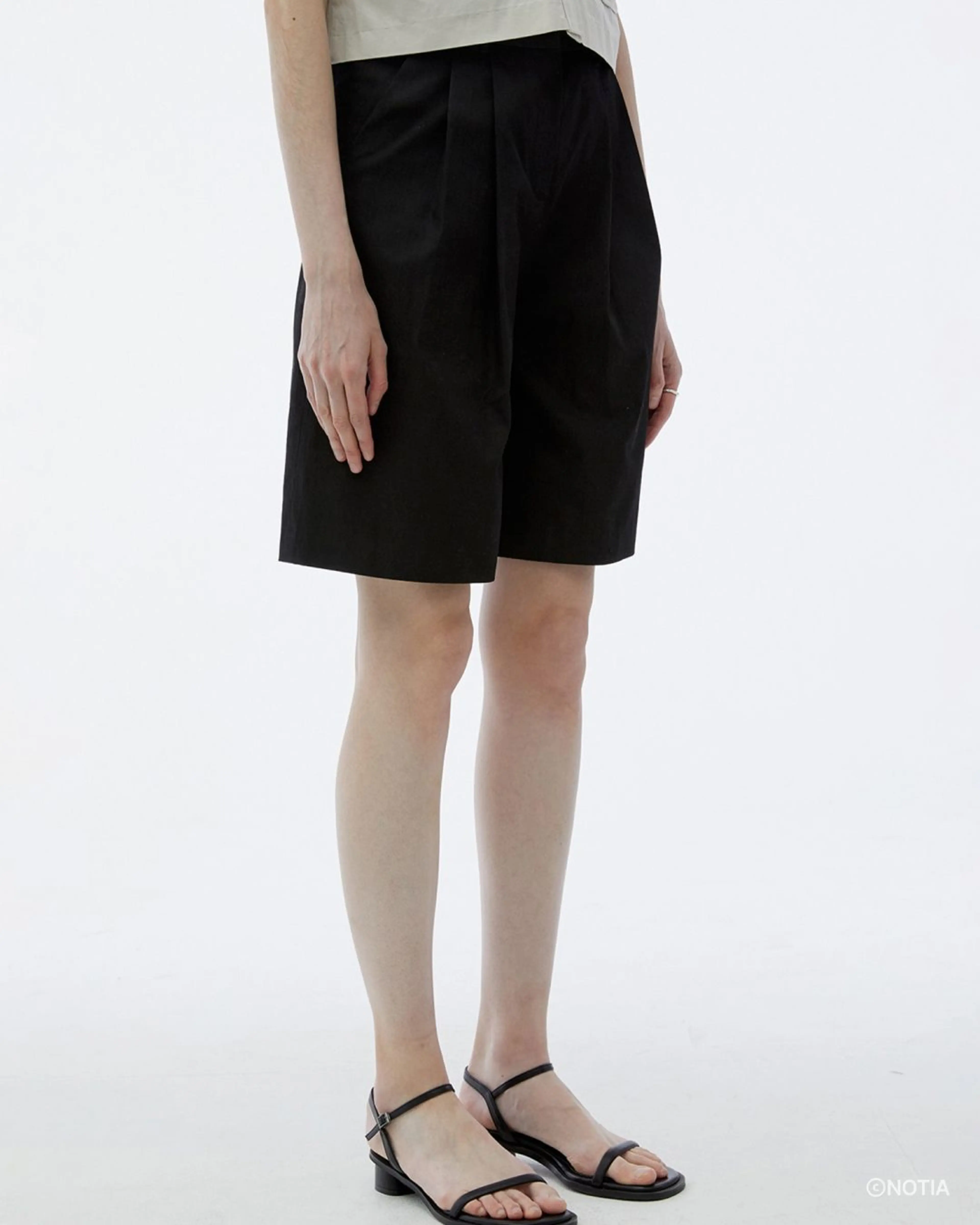 CLASSIC PLEATS SHORT PANTS - BLACK - 노티아