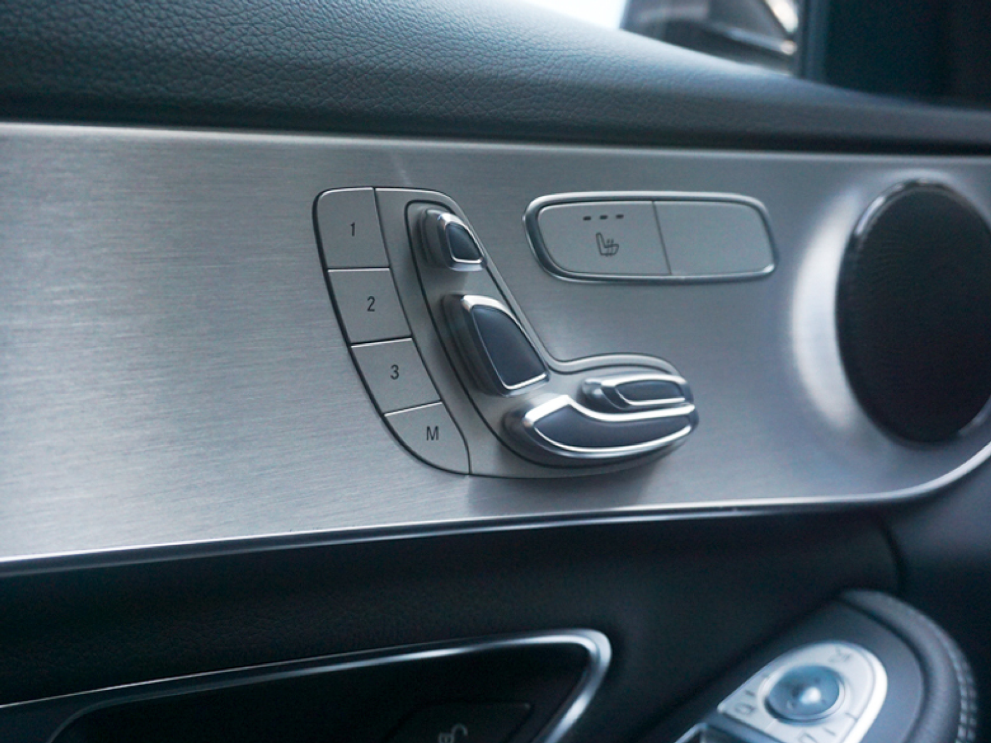 좋은 UX 사례 - 메르세데스 벤츠의 자동차 좌석 제어 장치